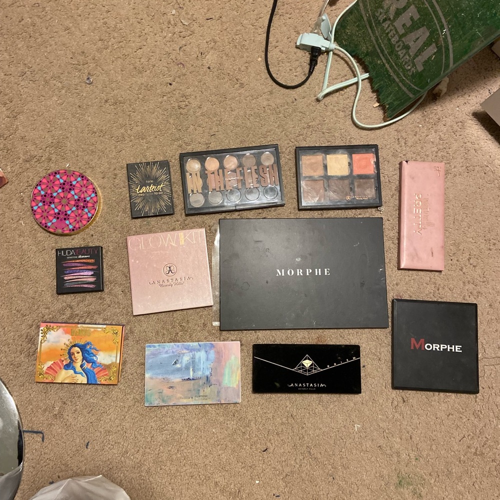 HUGE MAKE UP PALLETE BUNDLE !!